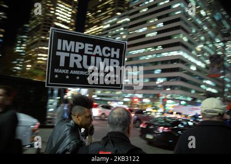 Centinaia di manifestanti si riuniscono a Philadelphia, il 8 novembre 2018, in un evento pre-pianificato dagli organizzatori e innescato dal lancio da parte del presidente Trump delle sessioni del procuratore generale e dalla nomina di Matthew Whitaker come Acting AG, considerata come una potenziale minaccia contro l'indagine Mueller. (Foto di Michael Candelori/NurPhoto) Foto Stock