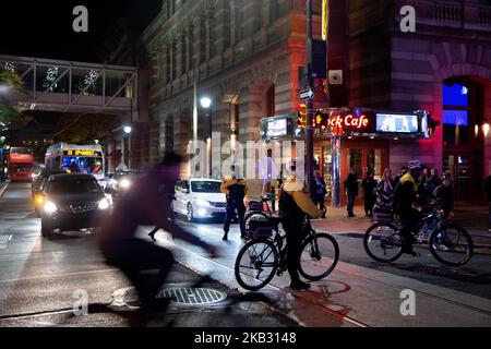 La polizia di Filadelfia chiude le strade a Center City mentre centinaia di manifestanti si riuniscono e marzo, 8 novembre 2018, in un evento pre-pianificato dagli organizzatori e innescato dal licenziamento del Presidente Trump delle sessioni generali del procuratore e dalla nomina di Matthew Whitaker come Acting AG. (Foto di Michael Candelori/NurPhoto) Foto Stock