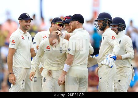 Inghilterra cricketers James Anderson, Jos Butler, Joe Root, Jack Leach, ben Stokes, Ben Foakes e Rory Burns festeggiano dopo aver preso un wicket durante il gioco di 4th giorni della prima partita di cricket di prova tra Sri Lanka e Inghilterra allo stadio di cricket internazionale di Galle, Galle, Sri Lanka. 11-09-2018 (Foto di Tharaka Basnayaka/NurPhoto) Foto Stock