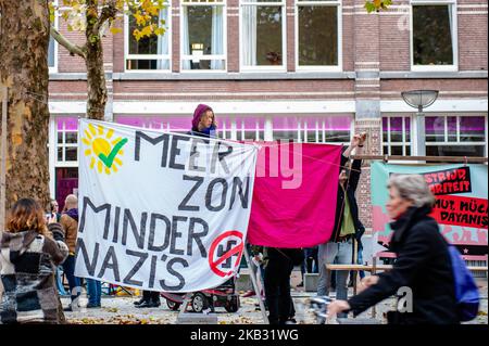 La gente protesta a Nijmegen, il 10 novembre 2018. La forza di Volontariato razziale (RVF) tentò di manifestare a Nijmegen un'altra manifestazione contro di loro emerse. Alcuni giorni fa il gruppo di estrema destra RVF ha dichiarato che alla fine non intende dimostrare. Ma anche se il gruppo di estrema destra non ha dimostrato, centinaia di persone hanno dimostrato contro di loro e contro il razzismo nelle strade di Nijmegen sotto il motto "Stand Your Ground". (Foto di Romy Arroyo Fernandez/NurPhoto) Foto Stock