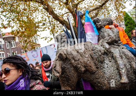 La gente protesta a Nijmegen, il 10 novembre 2018. La forza di Volontariato razziale (RVF) tentò di manifestare a Nijmegen un'altra manifestazione contro di loro emerse. Alcuni giorni fa il gruppo di estrema destra RVF ha dichiarato che alla fine non intende dimostrare. Ma anche se il gruppo di estrema destra non ha dimostrato, centinaia di persone hanno dimostrato contro di loro e contro il razzismo nelle strade di Nijmegen sotto il motto "Stand Your Ground". (Foto di Romy Arroyo Fernandez/NurPhoto) Foto Stock