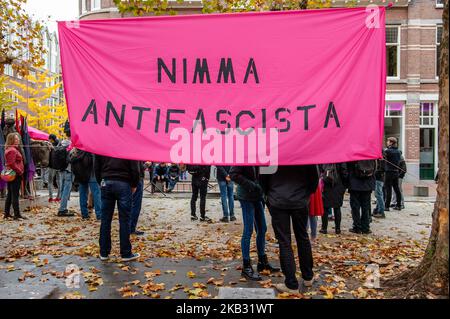 La gente protesta a Nijmegen, il 10 novembre 2018. La forza di Volontariato razziale (RVF) tentò di manifestare a Nijmegen un'altra manifestazione contro di loro emerse. Alcuni giorni fa il gruppo di estrema destra RVF ha dichiarato che alla fine non intende dimostrare. Ma anche se il gruppo di estrema destra non ha dimostrato, centinaia di persone hanno dimostrato contro di loro e contro il razzismo nelle strade di Nijmegen sotto il motto "Stand Your Ground". (Foto di Romy Arroyo Fernandez/NurPhoto) Foto Stock