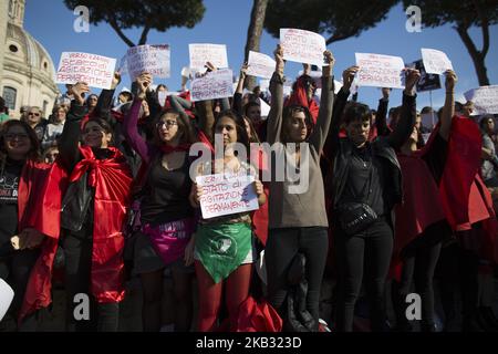 Le donne vestite come fanciulle fanno una protesta nel centro di Roma il 10 novembre 2018. Centinaia di donne si sono riunite per protestare contro il cosiddetto progetto di legge Pillon, proposto dal senatore del partito della Lega Nord Simone Pillon, volto a modificare le regole sulla separazione delle coppie e sulla custodia dei bambini (Foto di Christian Minelli/NurPhoto) Foto Stock