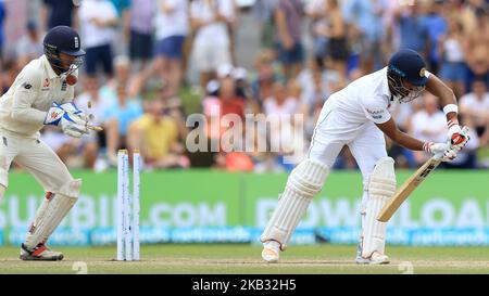 Il capitano di cricket dello Sri Lanka Dinesh Chandimal è inviscerato mentre il guardiano inglese ben Foakes (L) guarda durante il gioco di 4th giorni della prima partita di cricket di prova tra Sri Lanka e Inghilterra allo stadio internazionale di cricket di Galle, Galle, Sri Lanka, il 9 novembre 2018. (Foto di Tharaka Basnayaka/NurPhoto) Foto Stock