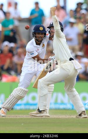 Il capitano di cricket dello Sri Lanka Dinesh Chandimal gioca un colpo durante il gioco di 4th giorni della prima partita di cricket di prova tra lo Sri Lanka e l'Inghilterra allo stadio di cricket internazionale di Galle, Galle, Sri Lanka, il 9 novembre 2018. (Foto di Tharaka Basnayaka/NurPhoto) Foto Stock