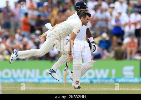 Il cricket dello Sri Lanka Niroshan Dickwella gioca un colpo durante il gioco di 4th giorni della prima partita di cricket di prova tra lo Sri Lanka e l'Inghilterra allo stadio di cricket internazionale di Galle, Galle, Sri Lanka, il 9 novembre 2018. (Foto di Tharaka Basnayaka/NurPhoto) Foto Stock