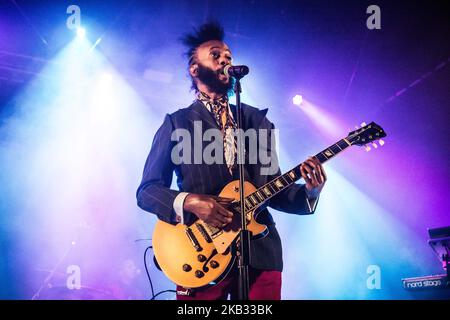 La cantante e cantautrice afro-americana Fantastic Negrito si esibisce dal vivo presso il Santeria Social Club di Milano il 11 novembre 2018. (Foto di Roberto Finizio/NurPhoto) Foto Stock