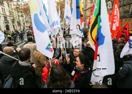 Insegnanti ed educatori tengono bandiere, segni e bandiere contro i tagli educativi mentre dimostrano durante uno sciopero nazionale per denunciare l'abolizione dei posti nel nazionale per denunciare l'abolizione dei posti nel sistema educativo nazionale nella capitale francese Parigi il 12 novembre 2018. (Foto di Michel Stoupak/NurPhoto) Foto Stock