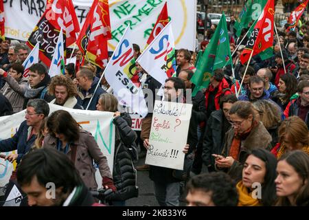 Insegnanti ed educatori tengono bandiere, segni e bandiere contro i tagli educativi mentre dimostrano durante uno sciopero nazionale per denunciare l'abolizione dei posti nel nazionale per denunciare l'abolizione dei posti nel sistema educativo nazionale nella capitale francese Parigi il 12 novembre 2018. (Foto di Michel Stoupak/NurPhoto) Foto Stock