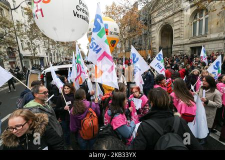 Insegnanti ed educatori tengono bandiere, segni e bandiere contro i tagli educativi mentre dimostrano durante uno sciopero nazionale per denunciare l'abolizione dei posti nel nazionale per denunciare l'abolizione dei posti nel sistema educativo nazionale nella capitale francese Parigi il 12 novembre 2018. (Foto di Michel Stoupak/NurPhoto) Foto Stock