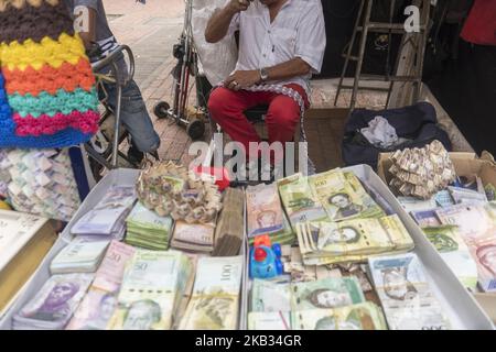 Alcune delle cifre relative alle banconote venezuelane. I sacchetti possono includere più di mille fatture, per un valore di alcuni centesimi degli Stati Uniti. Queste creazioni vendono tra $ 7 e $ 15. Un'idea che è nata nelle carceri del suo paese Venezuela e che come molte altre persone si stanno dedicando a questo per sopravvivere nella città di confine colombiana di Cucuta, Colombia, il 9 novembre 2018. (Foto di Daniel Garzon Herazo/NurPhoto) Foto Stock