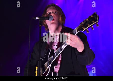 Il cantante e cantautore scozzese Lewis Capaldi si esibisce dal vivo presso il O2 Shepherd's Bush Empire di Londra il 13 novembre 2018. (Foto di Alberto Pezzali/NurPhoto) Foto Stock