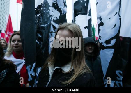 Centinaia di migliaia di persone marciano per celebrare l'indipendenza polacca a Varsavia . Giovane ragazza di tutti i polacchi il 11 novembre 2018 a Varsavia, Polonia (Foto di Jakub Wlodek/NurPhoto) Foto Stock