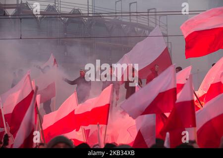 Centinaia di migliaia di persone marciano per celebrare l'indipendenza polacca a Varsavia il 11 novembre 2018 a Varsavia, Polonia (Foto di Jakub Wlodek/NurPhoto) Foto Stock