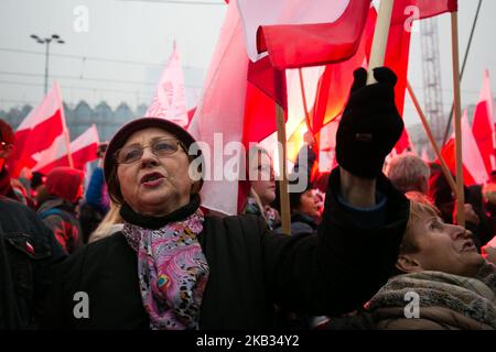 Centinaia di migliaia di persone marciano per celebrare l'indipendenza polacca a Varsavia il 11 novembre 2018 a Varsavia, Polonia (Foto di Jakub Wlodek/NurPhoto) Foto Stock