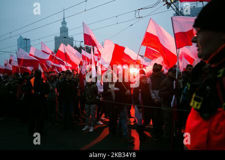 Centinaia di migliaia di persone marciano per celebrare l'indipendenza polacca a Varsavia il 11 novembre 2018 a Varsavia, Polonia (Foto di Jakub Wlodek/NurPhoto) Foto Stock