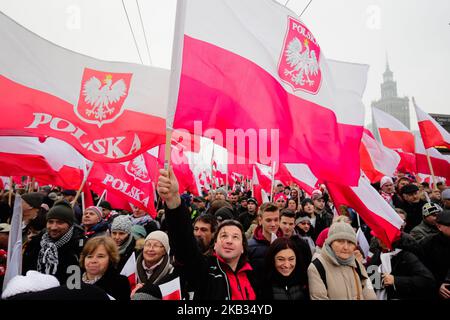 Centinaia di migliaia di persone marciano per celebrare l'indipendenza polacca a Varsavia il 11 novembre 2018 a Varsavia, Polonia (Foto di Jakub Wlodek/NurPhoto) Foto Stock