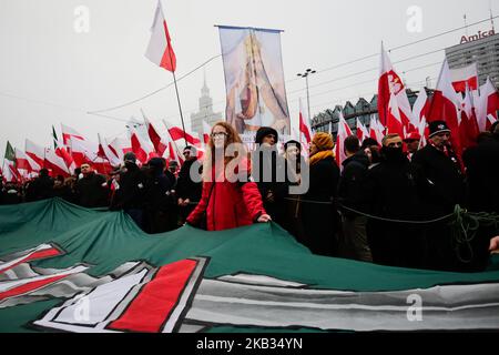 Centinaia di migliaia di persone marciano per celebrare l'indipendenza polacca a Varsavia il 11 novembre 2018 a Varsavia, Polonia (Foto di Jakub Wlodek/NurPhoto) Foto Stock