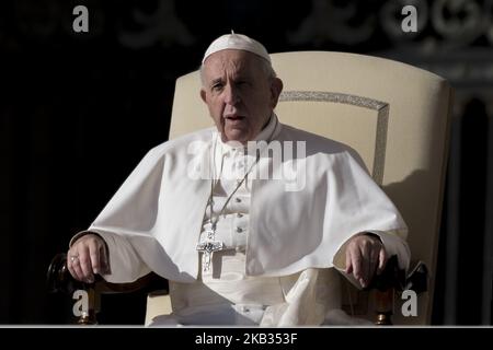 Papa Francesco libera la sua preghiera durante l'udienza generale a Piazza San Pietro, Città del Vaticano, 20 giugno 2018. (Foto di massimo Valicchia/NurPhoto) Foto Stock