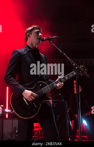 Paul Banks della rock band americana Interpol suonano dal vivo alla Royal Albert Hall di Londra il 14 novembre 2018. La band è in tournée per promuovere il loro nuovo album 'Marauder'. La formazione della band è composta da Paul Banks (voce, chitarra), Daniel Kessler (basso) e Sam Fogarino (batteria). (Foto di Alberto Pezzali/NurPhoto) Foto Stock