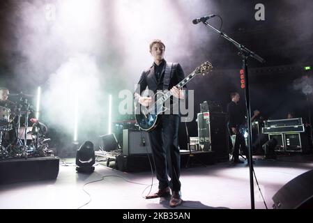 Paul Banks della rock band americana Interpol suonano dal vivo alla Royal Albert Hall di Londra il 14 novembre 2018. La band è in tournée per promuovere il loro nuovo album 'Marauder'. La formazione della band è composta da Paul Banks (voce, chitarra), Daniel Kessler (basso) e Sam Fogarino (batteria). (Foto di Alberto Pezzali/NurPhoto) Foto Stock