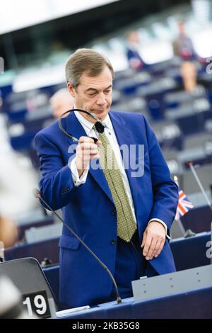 Il deputato britannico e l'ex leader dell'UKIP Nigel Farage si sono inseriti nel Parlamento europeo a Strasburgo, in Francia, il 13 novembre 2018. (Foto di Abdessalam Mirdass/NurPhoto) Foto Stock