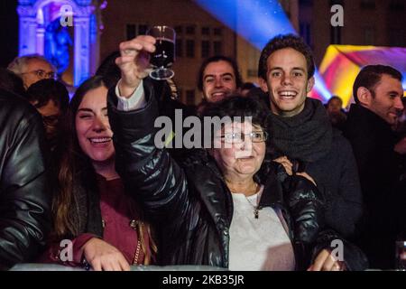 La gente celebra l'evento tradizionale che inizia l'edizione 'Beaujolais Nouveau' nelle strade di Lione, nella Francia centro-orientale, il 14 novembre 2018. In tutta la Francia le grandi tradizioni si sono sviluppate in onore del rilascio di Beaujolais, con il festival più grande che ha luogo a Beaujeu, capitale della regione Beaujolais. (Foto di Nicolas Liponne/NurPhoto) Foto Stock