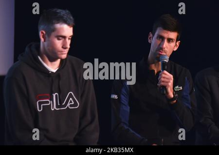 Il presidente del Consiglio dei giocatori di ATP Novak Djokovic di Serbia siede al fianco John Isner (a sinistra) parla ai media durante la presentazione ufficiale dell'annuncio del Concorso ATP Team durante il giorno cinque delle finali ATP Nitto alla O2 Arena il 15 novembre 2018 a Londra, Inghilterra. (Foto di Alberto Pezzali/NurPhoto) Foto Stock