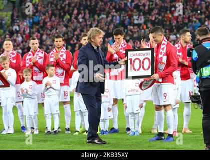 Zbigniew Boniek ha assegnato a Robert Lewandowski un premio per la partita 100th per la Polonia durante la partita internazionale amichevole tra Polonia e Repubblica Ceca il 15 novembre 2018 a Danzica, Polonia. (Foto di Mateusz Wlodarczyk/NurPhoto) Foto Stock