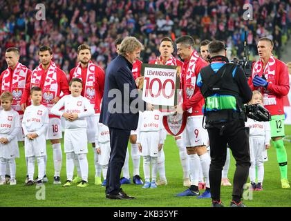 Zbigniew Boniek ha assegnato a Robert Lewandowski un premio per la partita 100th per la Polonia durante la partita internazionale amichevole tra Polonia e Repubblica Ceca il 15 novembre 2018 a Danzica, Polonia. (Foto di Mateusz Wlodarczyk/NurPhoto) Foto Stock