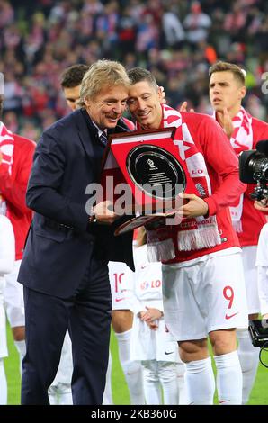 Zbigniew Boniek ha assegnato a Robert Lewandowski un premio per la partita 100th per la Polonia durante la partita internazionale amichevole tra Polonia e Repubblica Ceca il 15 novembre 2018 a Danzica, Polonia. (Foto di Mateusz Wlodarczyk/NurPhoto) Foto Stock