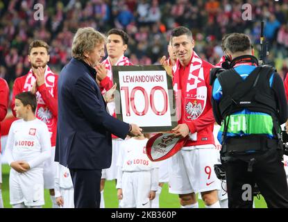 Zbigniew Boniek ha assegnato a Robert Lewandowski un premio per la partita 100th per la Polonia durante la partita internazionale amichevole tra Polonia e Repubblica Ceca il 15 novembre 2018 a Danzica, Polonia. (Foto di Mateusz Wlodarczyk/NurPhoto) Foto Stock