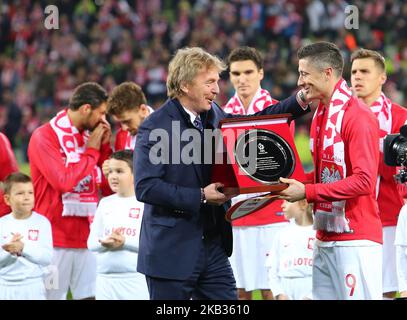 Zbigniew Boniek ha assegnato a Robert Lewandowski un premio per la partita 100th per la Polonia durante la partita internazionale amichevole tra Polonia e Repubblica Ceca il 15 novembre 2018 a Danzica, Polonia. (Foto di Mateusz Wlodarczyk/NurPhoto) Foto Stock