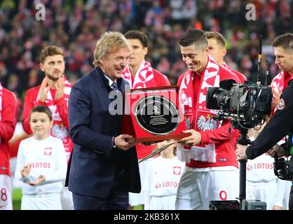 Zbigniew Boniek ha assegnato a Robert Lewandowski un premio per la partita 100th per la Polonia durante la partita internazionale amichevole tra Polonia e Repubblica Ceca il 15 novembre 2018 a Danzica, Polonia. (Foto di Mateusz Wlodarczyk/NurPhoto) Foto Stock