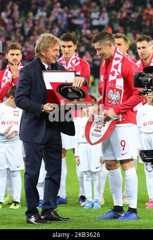 Zbigniew Boniek ha assegnato a Robert Lewandowski un premio per la partita 100th per la Polonia durante la partita internazionale amichevole tra Polonia e Repubblica Ceca il 15 novembre 2018 a Danzica, Polonia. (Foto di Mateusz Wlodarczyk/NurPhoto) Foto Stock