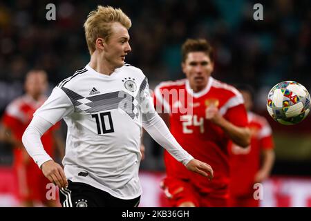 Julian Brandt (L) della Germania in azione durante la partita internazionale amichevole tra Germania e Russia il 15 novembre 2018 alla Red Bull Arena di Lipsia, Germania. (Foto di Mike Kireev/NurPhoto) Foto Stock