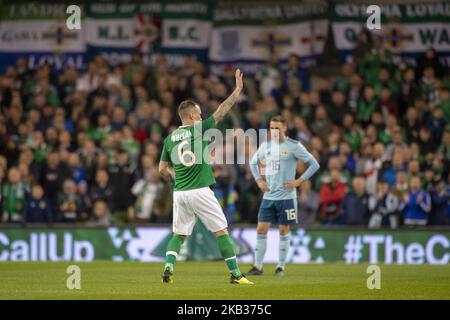 Glenn Whelan d'Irlanda dice Arrivederci ai tifosi comnig fuori dal campo durante la partita internazionale amichevole tra la Repubblica d'Irlanda e l'Irlanda del Nord allo stadio Aviva a Dublino, Irlanda il 15 novembre 2018 (Foto di Andrew Surma/NurPhoto) Foto Stock