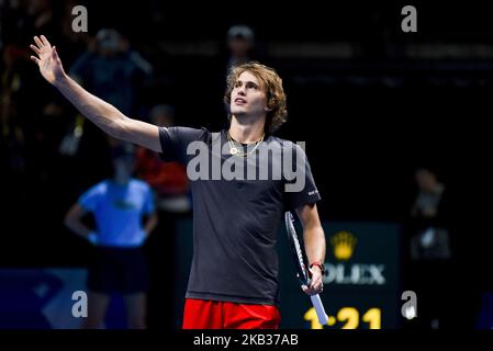 Alexander Zverev di Germania celebra la sua vittoria nella sua partita di round robin contro John Isner degli Stati Uniti durante il giorno sei delle finali ATP Nitto alla O2 Arena il 16 novembre 2018 a Londra, Inghilterra. (Foto di Alberto Pezzali/NurPhoto) Foto Stock