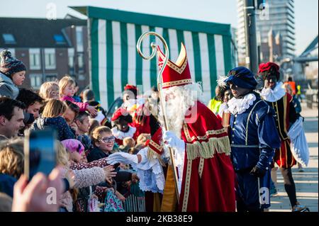 Nijmegen, Paesi Bassi. Novembre 17th, 2018. Quest'anno San Nicola torna a Nijmegen per celebrare il suo compleanno. San Nicola naviga in città sul suo battello a vapore, insieme ai suoi fedeli aiutanti Pete's e al suo cavallo bianco Amerigo. È una grande festa nel centro della città! Molti bambini sono venuti ad accogliere la leggenda dei bianchi e a godersi la caramella che i petali consegnano! San Nicola è accolto dal sindaco Bruls (Foto di Ricardo Hernández/NurPhoto) Foto Stock