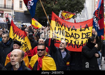 Un rally che commemora il 43rd° anniversario della morte dell'ex dittatore spagnolo Francisco Franco a Plaza de Oriente il 18 novembre 2018 a Madrid, Spagna. Il generale Francisco Franco Bahamonde fu il dittatore della Spagna dal 1939, dopo la fine della guerra civile spagnola, fino alla sua morte nel 1975. Il suo regime fascista fu sostenuto dalla Germania nazista e da Mussolini in Italia (Foto di Oscar Gonzalez/NurPhoto) Foto Stock