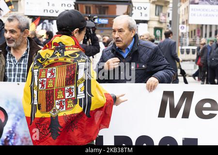 Un sostenitore di Franco indossa la bandiera spagnola precostituzionale durante un rally che commemora il 43rd° anniversario della morte dell'ex dittatore spagnolo Francisco Franco a Plaza de Oriente il 18 novembre 2018 a Madrid, Spagna. Il generale Francisco Franco Bahamonde fu il dittatore della Spagna dal 1939, dopo la fine della guerra civile spagnola, fino alla sua morte nel 1975. Il suo regime fascista fu sostenuto dalla Germania nazista e da Mussolini in Italia. (Foto di Oscar Gonzalez/NurPhoto) Foto Stock