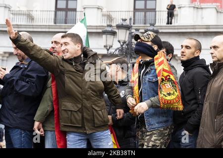 Un sostenitore di Franco rende un saluto fascista mentre indossa una sciarpa con bandiera spagnola precostituzionale durante un rally che commemora il 43rd° anniversario della morte dell'ex dittatore spagnolo Francisco Franco a Plaza de Oriente il 18 novembre 2018 a Madrid, Spagna. Il generale Francisco Franco Bahamonde fu il dittatore della Spagna dal 1939, dopo la fine della guerra civile spagnola, fino alla sua morte nel 1975. Il suo regime fascista fu sostenuto dalla Germania nazista e da Mussolini in Italia. (Foto di Oscar Gonzalez/NurPhoto) Foto Stock