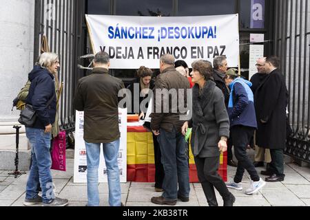 Un rally che commemora il 43rd° anniversario della morte dell'ex dittatore spagnolo Francisco Franco a Plaza de Oriente il 18 novembre 2018 a Madrid, Spagna. Il generale Francisco Franco Bahamonde fu il dittatore della Spagna dal 1939, dopo la fine della guerra civile spagnola, fino alla sua morte nel 1975. Il suo regime fascista fu sostenuto dalla Germania nazista e da Mussolini in Italia (Foto di Oscar Gonzalez/NurPhoto) Foto Stock