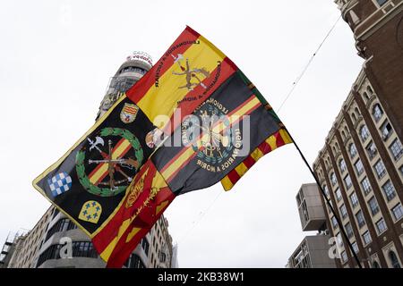 Un sostenitore di Franco rende un saluto fascista mentre indossa una sciarpa con bandiera spagnola precostituzionale durante un rally che commemora il 43rd° anniversario della morte dell'ex dittatore spagnolo Francisco Franco a Plaza de Oriente il 18 novembre 2018 a Madrid, Spagna. Il generale Francisco Franco Bahamonde fu il dittatore della Spagna dal 1939, dopo la fine della guerra civile spagnola, fino alla sua morte nel 1975. Il suo regime fascista fu sostenuto dalla Germania nazista e da Mussolini in Italia. (Foto di Oscar Gonzalez/NurPhoto) Foto Stock