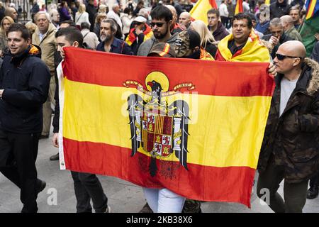 Un sostenitore di Franco indossa la bandiera spagnola precostituzionale durante un rally che commemora il 43rd° anniversario della morte dell'ex dittatore spagnolo Francisco Franco a Plaza de Oriente il 18 novembre 2018 a Madrid, Spagna. Il generale Francisco Franco Bahamonde fu il dittatore della Spagna dal 1939, dopo la fine della guerra civile spagnola, fino alla sua morte nel 1975. Il suo regime fascista fu sostenuto dalla Germania nazista e da Mussolini in Italia. (Foto di Oscar Gonzalez/NurPhoto) Foto Stock