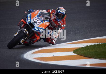 Andrea Dovizioso (4) e Ducati Team in occasione delle qualifiche del Gran Premio Motul de la Comunitat Valenciana del campionato del mondo MotoGP al Ricardo Tormo Circuit di Valencia, Spagna, il 17th novembre 2018 (Foto di Jose Breton/NurPhoto) Foto Stock