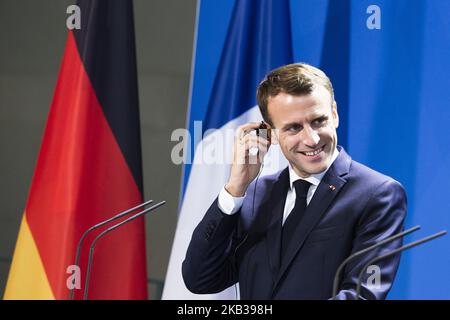 Il presidente francese Emmanuel Macron è raffigurato in una dichiarazione con il cancelliere tedesco Angela Merkel (non nella foto) alla stampa prima dei colloqui alla Cancelleria di Berlino, in Germania, il 18 novembre 2018. (Foto di Emmanuele Contini/NurPhoto) Foto Stock