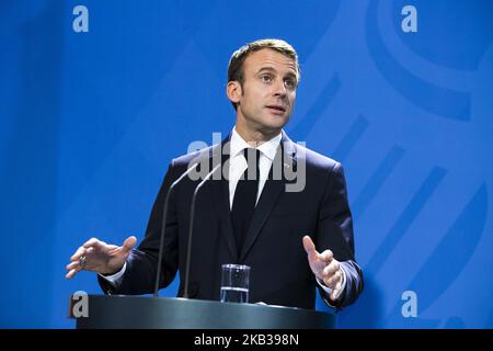 Il presidente francese Emmanuel Macron è raffigurato in una dichiarazione con il cancelliere tedesco Angela Merkel (non nella foto) alla stampa prima dei colloqui alla Cancelleria di Berlino, in Germania, il 18 novembre 2018. (Foto di Emmanuele Contini/NurPhoto) Foto Stock