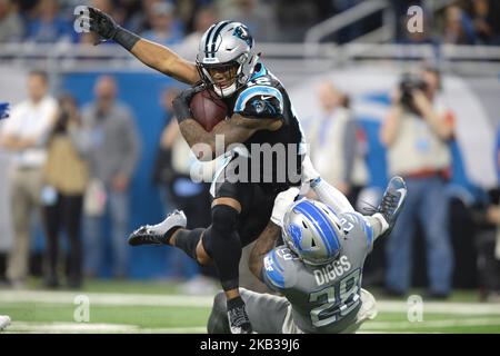 Carolina Panthers Wide Receiver DJ Moore (12) gestisce la palla durante la prima metà di una partita di football NFL contro i Detroit Lions a Detroit, Michigan USA, domenica 18 novembre 2018. (Foto di Jorge Lemus/NurPhoto) Foto Stock