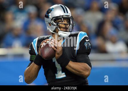 Carolina Panthers Quarterback Cam Newton (1) sembra passare durante la prima metà di una partita di football NFL contro i Detroit Lions a Detroit, Michigan USA, domenica 18 novembre 2018. (Foto di Jorge Lemus/NurPhoto) Foto Stock